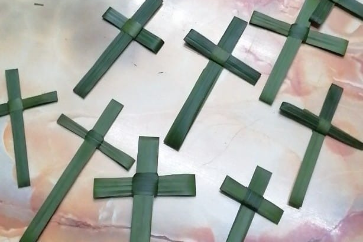 使用棕榈叶制成的十字架
